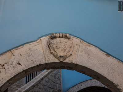 L� dove via Conservatorio incontra via Castello, ci infiliamo nella stretta stradina posta sulla destra, per ritrovarci davanti a uno spiazzo particolare, l�unico introdotto da un piccolo arco azzurro dotato di stemma